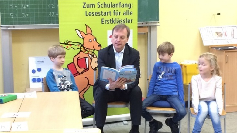 Thomas Rachel engagiert sich an KGS Südschule Düren für das Leseförderprogramm „Lesestart - Drei Meilensteine für das Lesen"