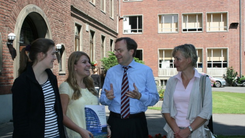 Thomas Rachel MdB überreichte Botschafterin Sarah Beth Arroyo im Beisein der Gastmutter Ulrike Busch und Gastschwester Elina ein Buch vom Deutschen Bundestag.