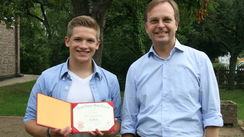 Stolz zeigt Felix Schwab seinem Paten Thomas Rachel MdB das Zertifikat seiner amerikanischen High School.