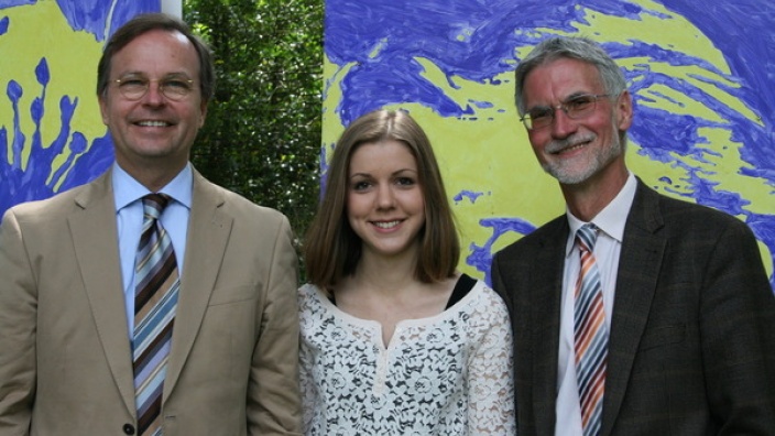 Bundestagsabgeordneter Thomas Rachel (l.) stellte mit Schulleiter Wolfgang Habrich (r.) seine Patenschülerin Anna Karsten für das US-Austauschprogramm vor.
