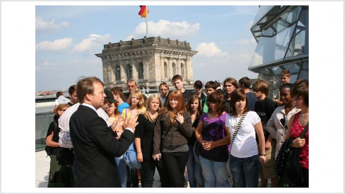 Gymnasium Zitadelle besucht Staatssekretär Rachel im Bundestag