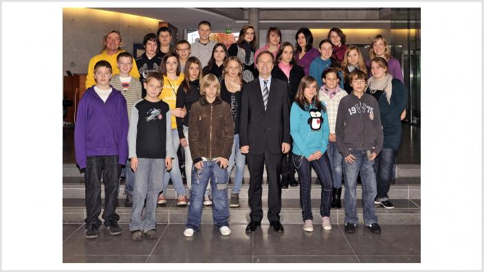Jugendliche bei Thomas Rachel im Bundestag