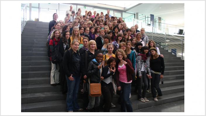 Neunte Klassen des St. Josef Mädchengymnasiums Jülich besuchen den Reichstag